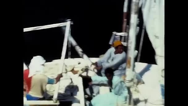 Luxor Egitto Febbraio 1980 Barca Vela Con Uomini Egiziani Egitto — Video Stock