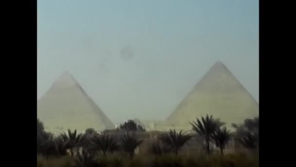 エジプトのルクソール1980年2月18日エジプトのピラミッドのある風景80年代 — ストック動画