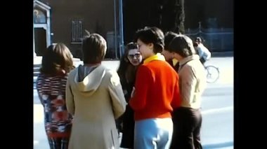 Palermo, İtalya 19 Mayıs 1970. Parktaki çocuklar 70 'li yıllarda konuşuyor ve yürüyorlardı.