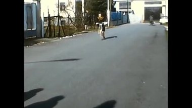 Palermo, İtalya 19 Mayıs 1970: 70 'lerde parkta bisiklet süren kadın