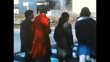 Palermo, İtalya 19 Mayıs 1970: 70 'lerde parkta yürüyen ve konuşan adamlar