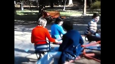 Palermo, İtalya 19 Mayıs 1970, oyun parkındaki çocuklar 70 'lerde eğleniyor.