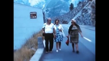 Palermo, İtalya 19 Mayıs 1970: 70 'lerin köy sokağında yürüyen insanlar