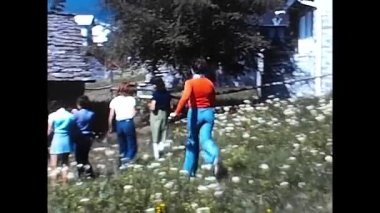 Palermo, İtalya 19 Mayıs 1970: 70 'lerde dağlarda oynayan ve konuşan bir grup kız