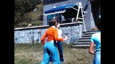 Palermo, İtalya 19 Mayıs 1970: 70 'lerde dağlarda oynayan ve konuşan bir grup kız