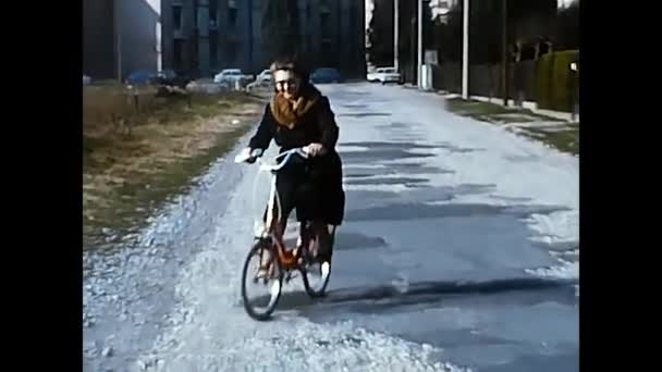 意大利帕勒莫 1970年7月19日 70年代公园里骑自行车的妇女 — 图库视频影像
