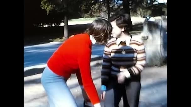 Palermo Talya Mayıs 1970 Oyun Parkındaki Çocuklar Lerde Eğleniyor — Stok video