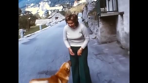 Palerme Italie Mai 1970 Femme Avec Enfants Jouant Avec Chien — Video