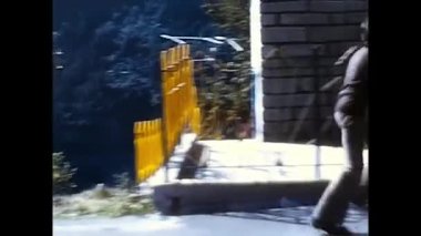 Palermo, İtalya 19 Mayıs 1970: 70 'lerde dağlarda futbol oynayan çocuklar