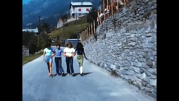 Palermo Italia Mayo 1970 Grupo Chicas Caminando Por Las Montañas — Vídeos de Stock