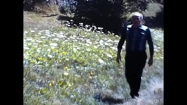 Παλέρμο Ιταλία Μαΐου 1970 Άνθρωπος Περπατά Στα Βουνά Της Δεκαετίας — Αρχείο Βίντεο