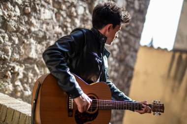 Terni, İtalya 15 Nisan 2022: merdivenlerde gitar çalan çocuk