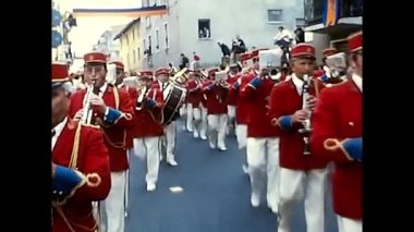 Novara, İtalya 18 Eylül 1970: 70 'lerin şarap festivali geçit töreninde müzik grubu