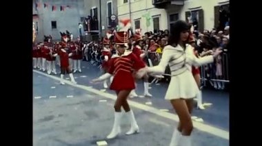 Novara, İtalya 18 Eylül 1970: 70 'lerin şarap festivali geçit töreninde oretler