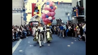 Novara, İtalya 18 Eylül 1970: Geçit töreni ve 70 'lerin şarap festivalindeki karakterler gibi giyinen insanlar.
