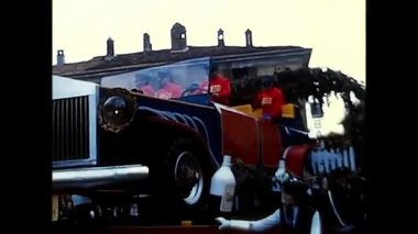 Novara, İtalya 18 Eylül 1970: Geçit töreni ve 70 'lerin şarap festivalindeki karakterler gibi giyinen insanlar.