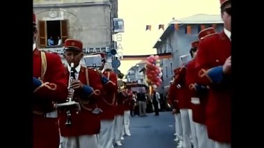 Novara, İtalya 18 Eylül 1970: 70 'lerin şarap festivali geçit töreninde müzik grubu