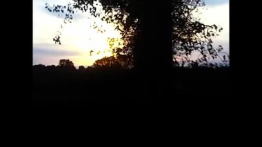 Novara, İtalya 18 Eylül 1970: 70 'lerin şarap festivali akşamı kırsalda gün batımı