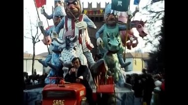 Novara, İtalya 18 Eylül 1970: Geçit töreni ve 70 'lerin şarap festivalindeki karakterler gibi giyinen insanlar.