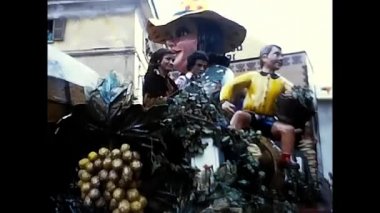 Novara, İtalya 18 Eylül 1970: Geçit töreni ve 70 'lerin şarap festivalindeki karakterler gibi giyinen insanlar.