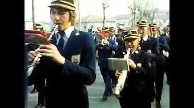 Novara, İtalya 18 Eylül 1970: 70 'lerin şarap festivali geçit töreninde müzik grubu