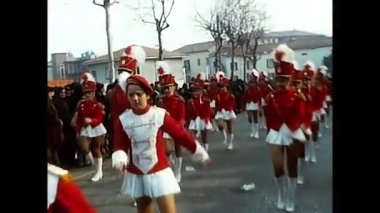 Novara, İtalya 18 Eylül 1970: 70 'lerin şarap festivali geçit töreninde oretler