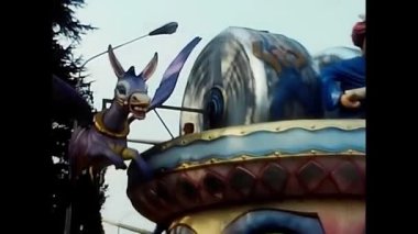 Novara, İtalya 18 Eylül 1970: Geçit töreni ve 70 'lerin şarap festivalindeki karakterler gibi giyinen insanlar.