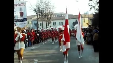 Novara, İtalya 18 Eylül 1970: 70 'lerin şarap festivali geçit töreninde oretler