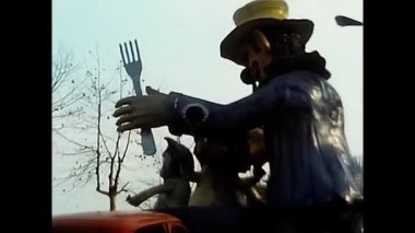 Novara, İtalya 18 Eylül 1970: Geçit töreni ve 70 'lerin şarap festivalindeki karakterler gibi giyinen insanlar.