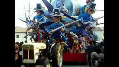 Novara, İtalya 18 Eylül 1970: Geçit töreni ve 70 'lerin şarap festivalindeki karakterler gibi giyinen insanlar.