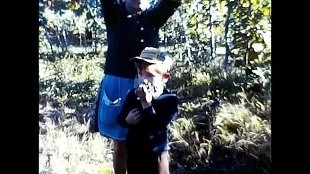 Novara Włochy Wrzesień 1970 Dziecko Zjada Winogrona Podczas Zbiorów Latach — Wideo stockowe