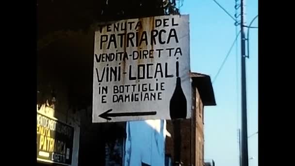 Novara Italia Septiembre 1970 Hombre Vendiendo Vino Delante Tienda 70S — Vídeos de Stock