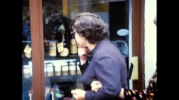 1970年12月18日 意大利诺瓦拉 女人看70年代的葡萄酒商店橱窗 — 图库视频影像