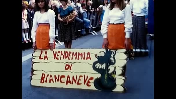 1970年9月18日イタリア ノバラ 幻想的な山車や70年代のワイン祭りで登場人物の格好をした人々でパレード — ストック動画