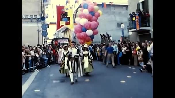 Novara Italië December 1970 Parade Met Fantastische Praalwagens Mensen Verkleed — Stockvideo