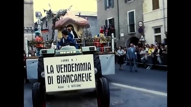 Novara Italia Septiembre 1970 Desfile Con Fantásticas Carrozas Gente Vestida — Vídeo de stock