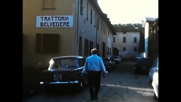 Novara Talya Eylül 1970 Lerin Köyünün Kafeteryasına Doğru Yürüyen Adam — Stok video