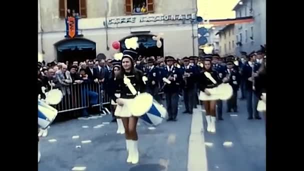 Novara Ιταλία Σεπτεμβρίου 1970 Μαζορέτες Στην Παρέλαση Του Φεστιβάλ Κρασιού — Αρχείο Βίντεο