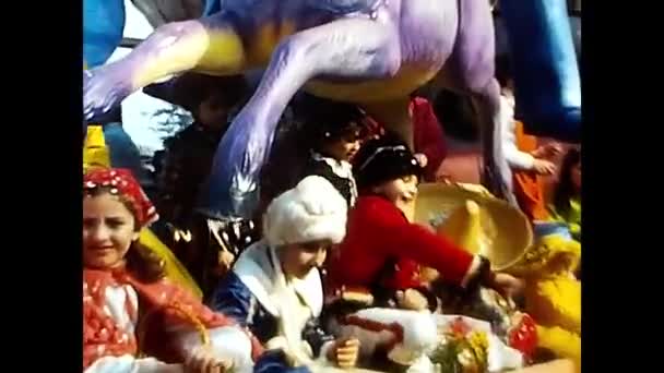 Новара Italy Setember 1970 Парад Фантастичними Плотами Люди Одягнені Персонажі — стокове відео