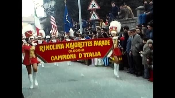 Novara Itália Dezembro 1970 Majorettes Desfile Festival Vinho Dos Anos — Vídeo de Stock