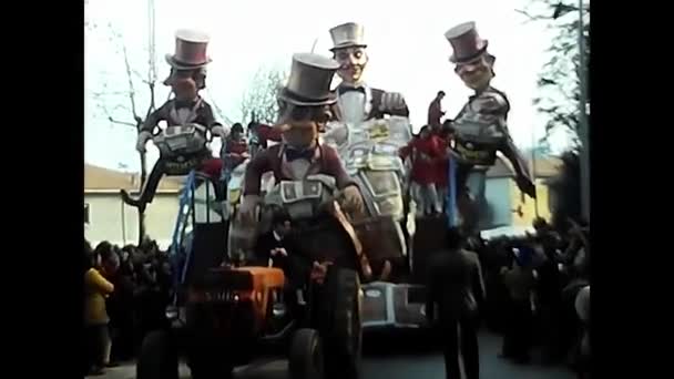 Novara Itália Dezembro 1970 Desfile Com Carros Alegóricos Fantásticos Pessoas — Vídeo de Stock