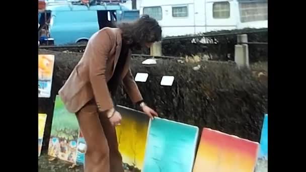 Novara Itália Dezembro 1970 Pintor Exibindo Pinturas Festival Vinhos Dos — Vídeo de Stock