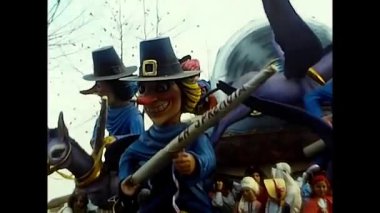 Novara, İtalya 18 Eylül 1970: Geçit töreni ve 70 'lerin şarap festivalindeki karakterler gibi giyinen insanlar.