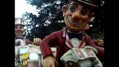 Novara, İtalya 18 Eylül 1970: Geçit töreni ve 70 'lerin şarap festivalindeki karakterler gibi giyinen insanlar.