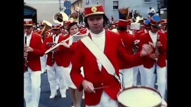 Novara, İtalya 18 Eylül 1970: 70 'lerin şarap festivali geçit töreninde müzik grubu