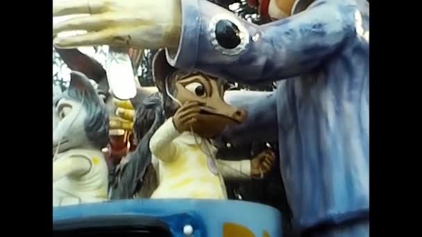 Νοέμβριος 1970 Παρέλαση Φανταστικά Άρματα Και Ανθρώπους Ντυμένους Χαρακτήρες Στο — Αρχείο Βίντεο