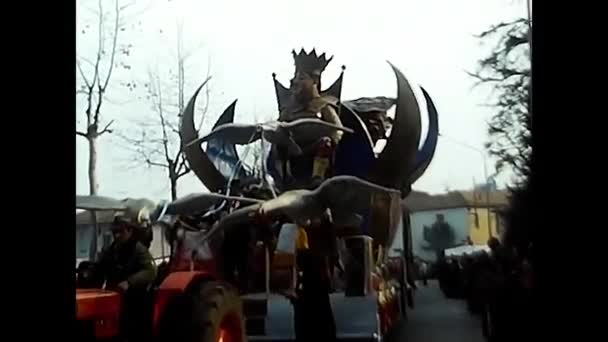 Novara Italië December 1970 Parade Met Fantastische Praalwagens Mensen Verkleed — Stockvideo