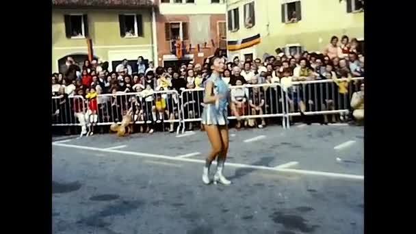 Novara Ιταλία Σεπτεμβρίου 1970 Μαζορέτες Στην Παρέλαση Του Φεστιβάλ Κρασιού — Αρχείο Βίντεο