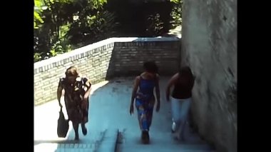Palermo, İtalya 10 Eylül 1970: 70 'lerin şatosuna girip çıkan kadınlar