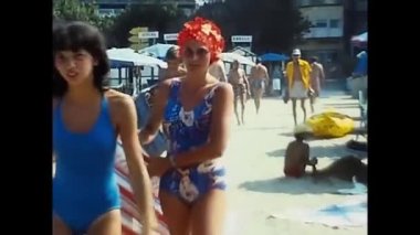 Palermo, İtalya 14 Ağustos 1977: Sahilde ve 70 'lerde rıhtımda insanlar